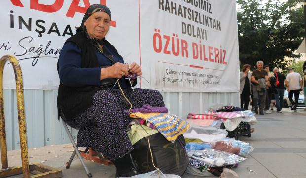 Boyu uzun diye okula g&ouml;ndermediler! 66 yıldır el işi yaparak ge&ccedil;iniyor