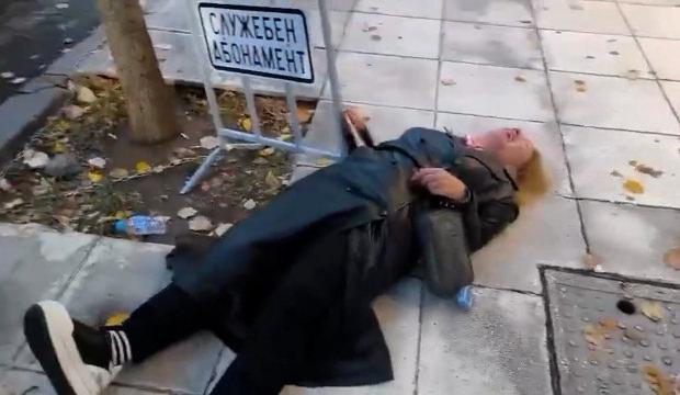 Bulgaristan'ı karıştıran olay: Koruması gazeteciyi bayılttı, kendisi makam aracıyla ka&ccedil;tı!
