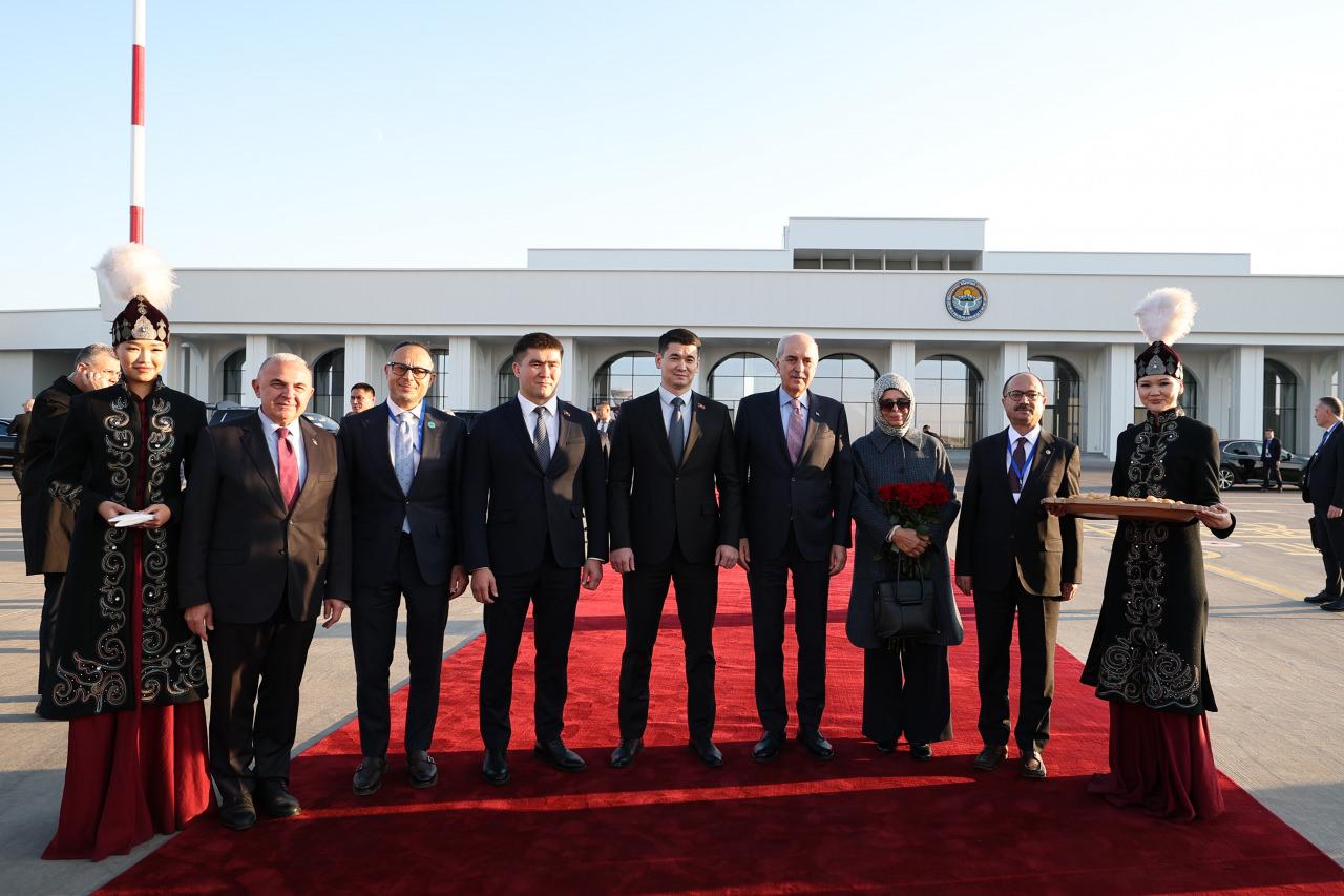 Türkiye Büyük Millet Meclisi (TBMM) Başkanı Numan Kurtulmuş ve beraberindeki parlamento heyeti, Türk Devletleri Parlamenter Asamblesi (TÜRKPA) 15. Genel Kurulu’na katılmak üzere Kırgızistan’ın başkenti Bişkek’e gitti. TBMM Başkanı Kurtulmuş'u (sağ 4), Kırgızistan Jogorku Keneş Başkan Yardımcısı Bolot Ibragimov (sol 4), TÜRKPA Genel Sekreteri Ramil Hasan (sol 3) ve Türkiye’nin Bişkek Büyükelçisi Mekin Mustafa Kemal Ökem (sol 2) karşıladı.