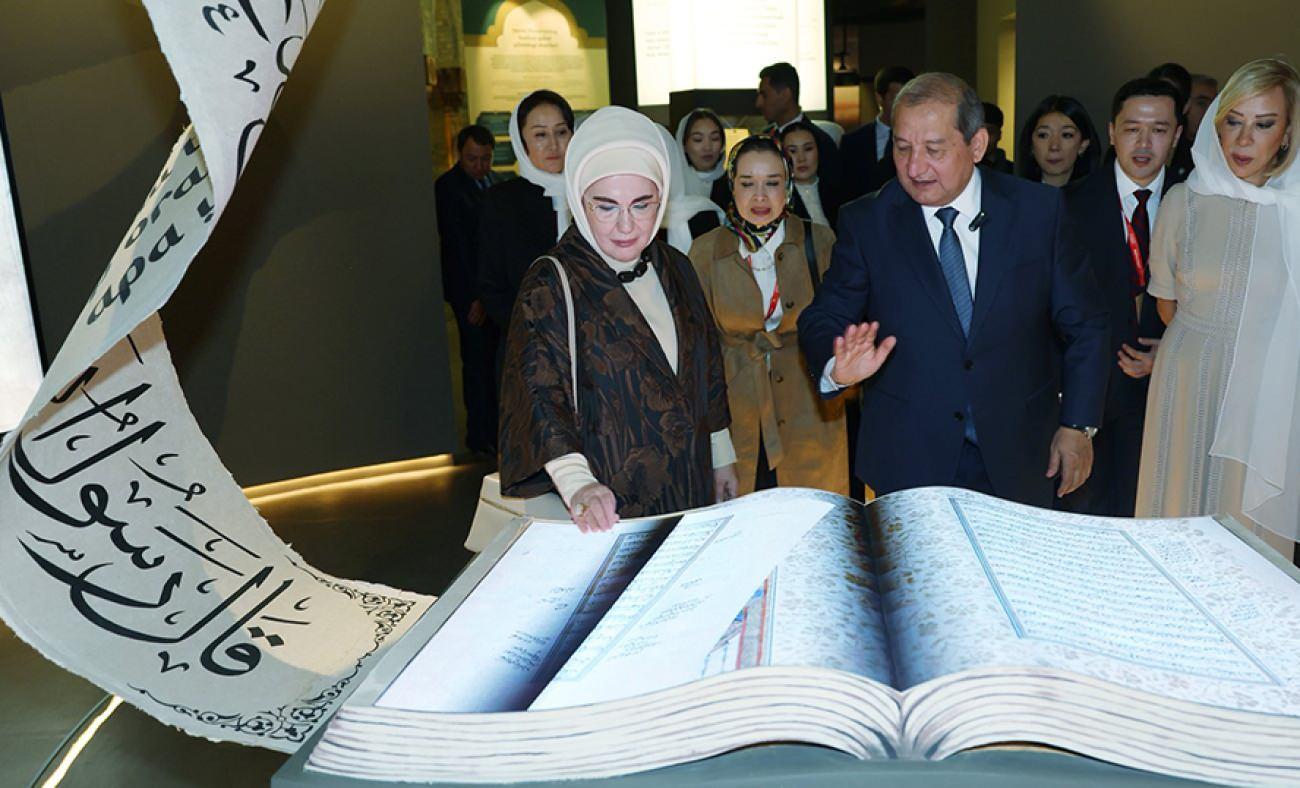 Emine Erdoğan&rsquo;dan Semerkant&rsquo;ta manevi ziyaret! İmam Buhari&rsquo;yi andı
