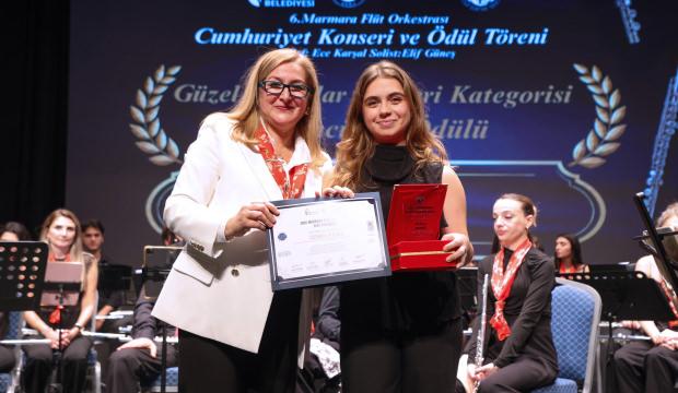 Esenler&rsquo;de Cumhuriyet coşkusu: Gen&ccedil; fl&uuml;tistler &ouml;d&uuml;llerine kavuştu