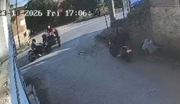 İzmir'de feci kaza: Motosiklet, trakt&ouml;re ve durağa &ccedil;arptı