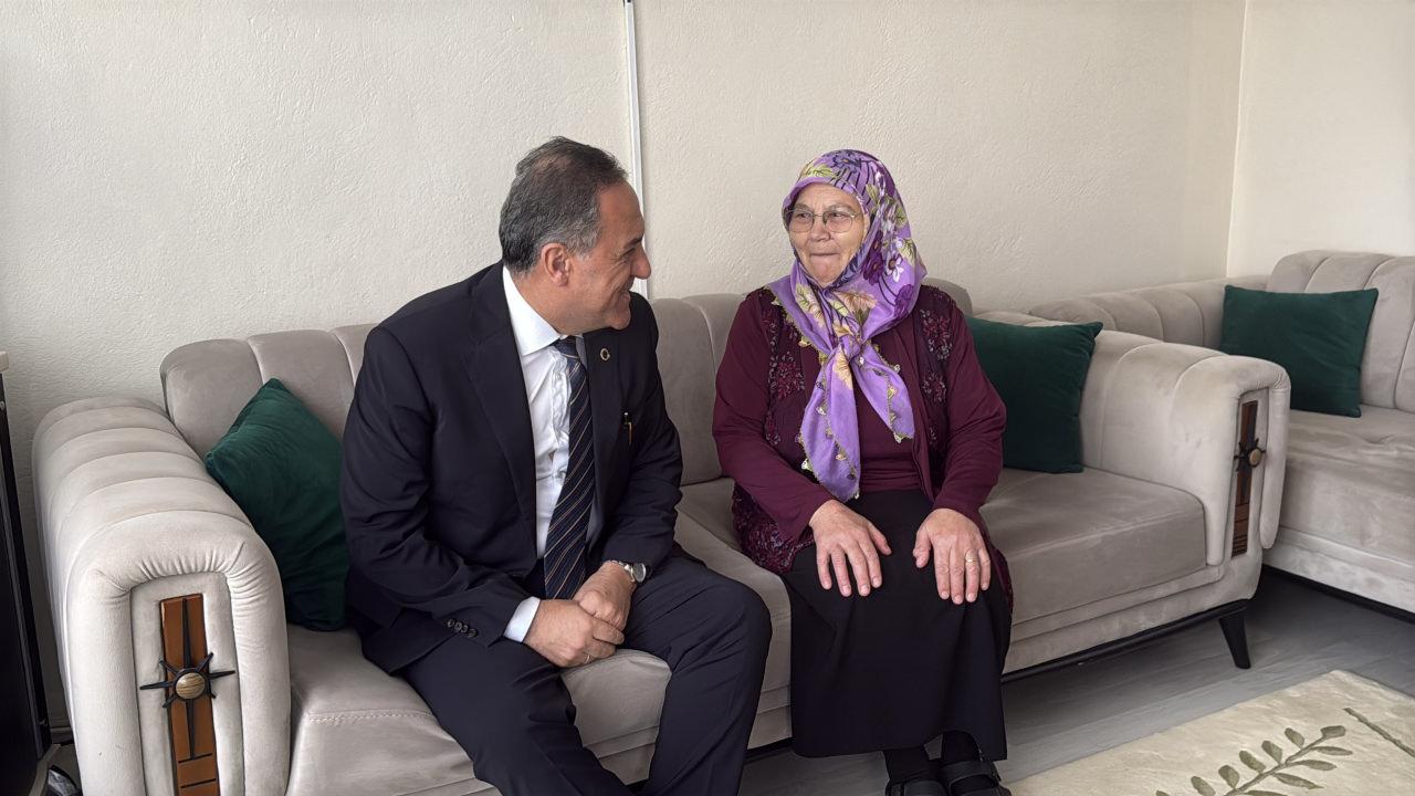 Remziye Kurşun (65) ve Vali Ahmet Hamdi Usta