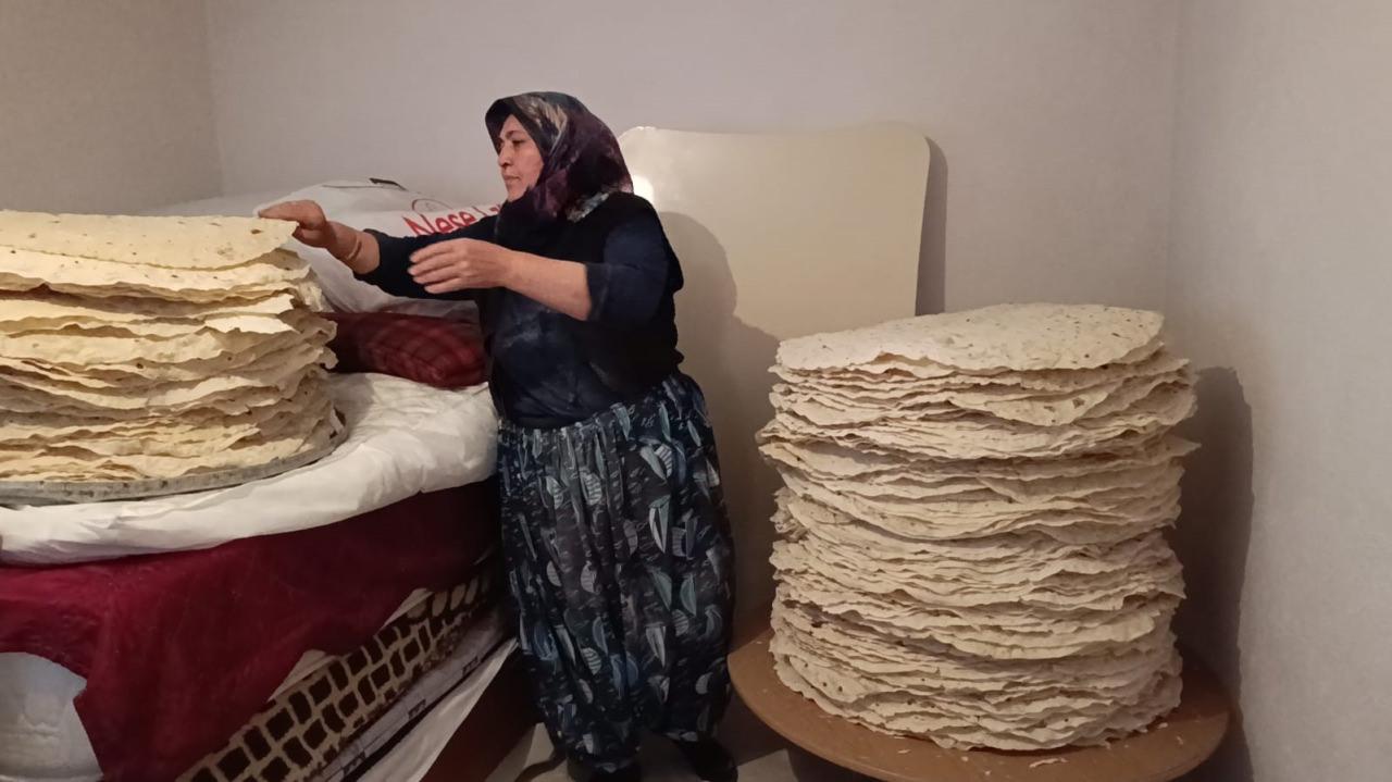 Çekerekli kadınlar, geleneksel yöntemlerle hazırladıkları yufkaları uzun süre saklayarak tüketiyor.