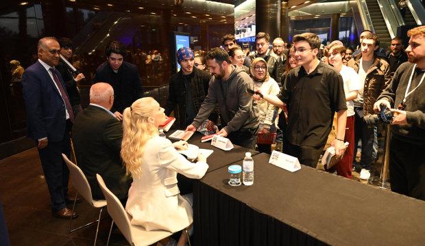 Konya&rsquo;da kitap ş&ouml;leni s&uuml;r&uuml;yor! &Uuml;nl&uuml; yazarlar okurlarıyla buluşuyor