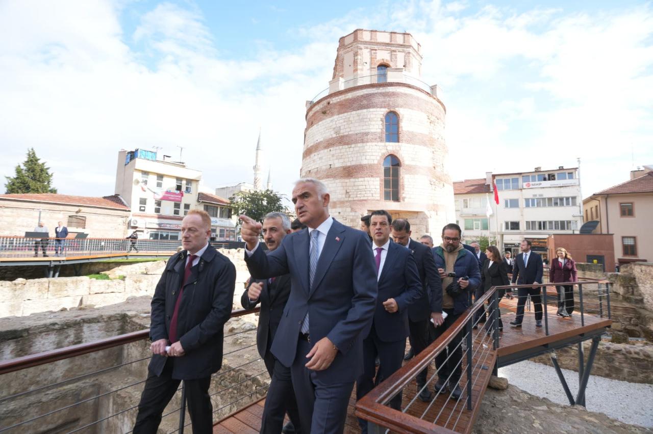 Kültür ve Turizm Bakanı Mehmet Nuri Ersoy, Makedonya Kule Müzesi'nde incelemelerde bulundu.