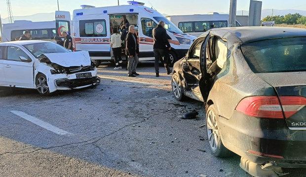 Malatya'da iki otomobilin &ccedil;arpıştığı kaza kamerada: 1'i ağır 6 yaralı