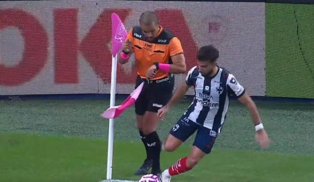 S&uuml;per Lig'in eski yıldızı korner kullanırken hakeme &ccedil;arpıp d&uuml;şt&uuml;! Dalga konusu oldu