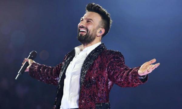 Afrikalı gen&ccedil;lerden Megastar Tarkan'a &ouml;zel kutlama! Şarkılarını s&ouml;yleyip dans ettiler