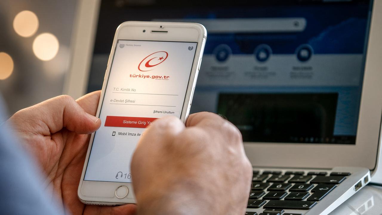 Aile ve Gençlik Fonu kapsamında faizsiz evlilik kredisi başvuruları, Bakanlığın resmî internet sitesi ve e-Devlet üzerinden yapılabiliyor.