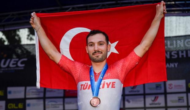 Şanghay'da gelen zafer! Konyalı milli bisiklet&ccedil;i d&uuml;nya sıralamasının zirvesinde