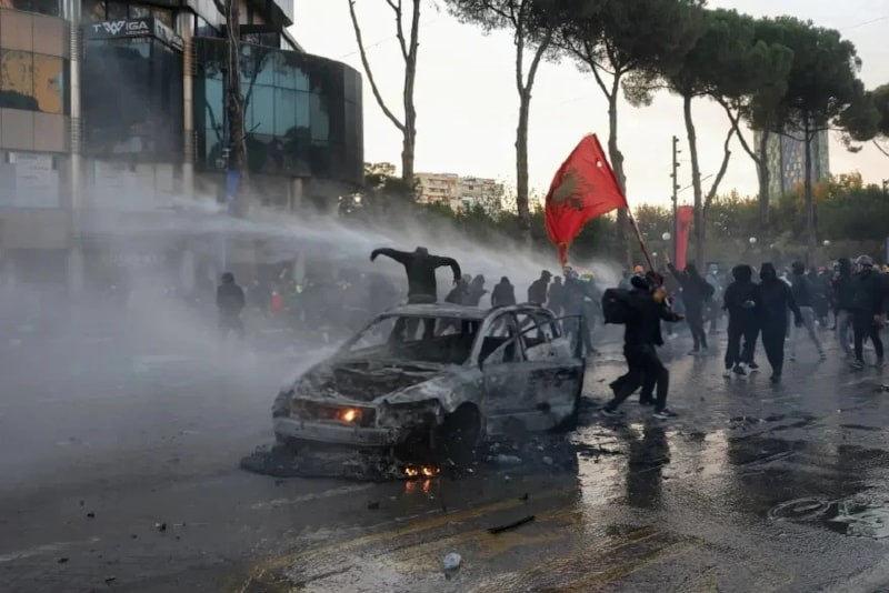 Arnavutluk'taki gösterilerden bir kare