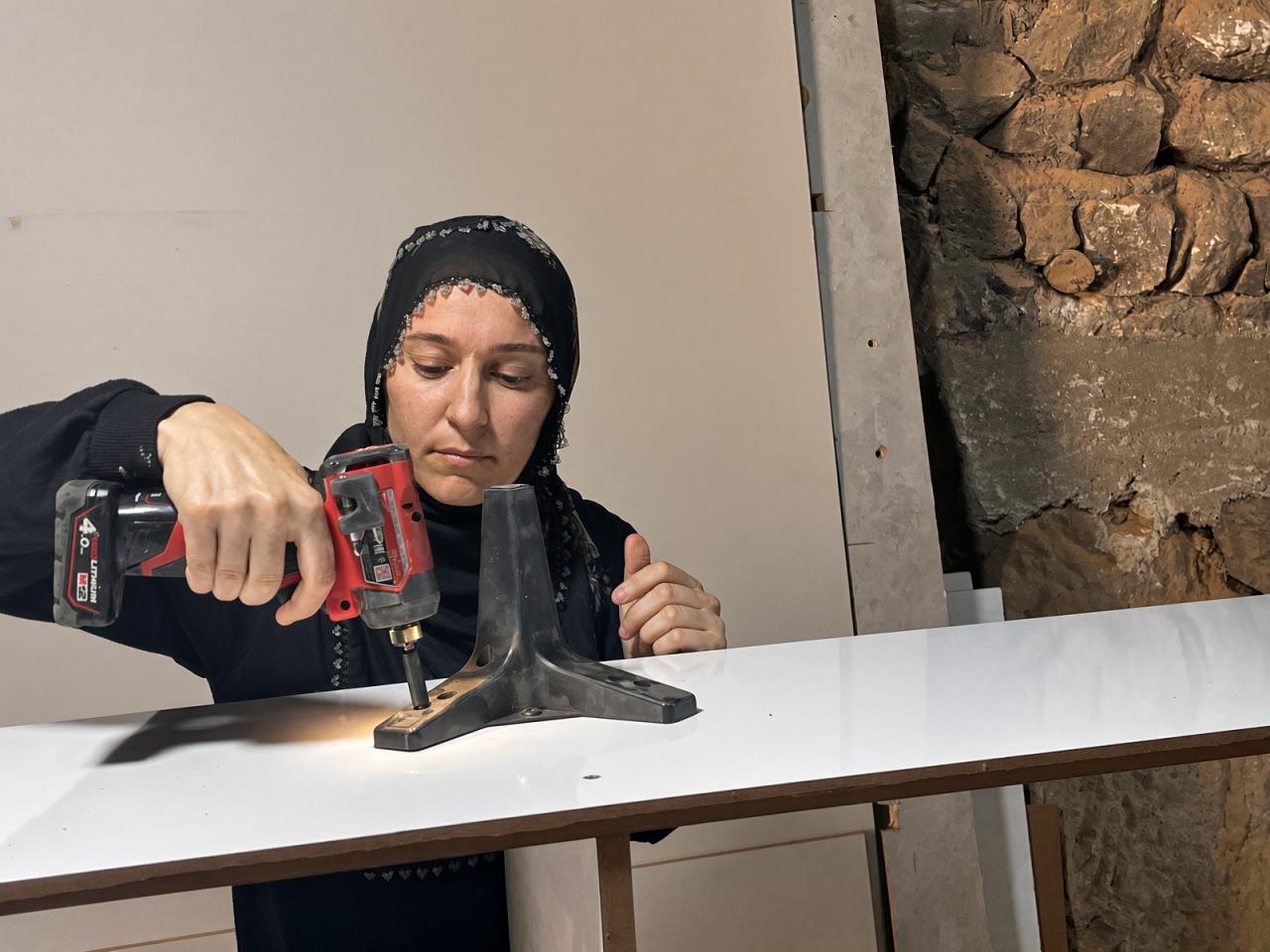 Mobilya üretiminin farklı aşamalarında görev alan Emel Pekşen, özellikle mutfak tasarımlarında müşterilere kullanım kolaylığı sağlayan öneriler sunuyor.