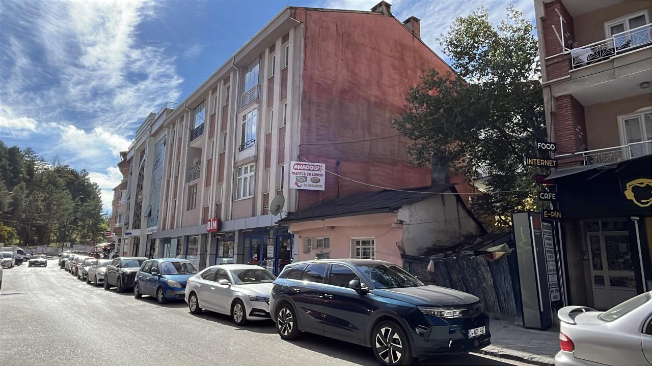 Sivas’ın Osmanlı Caddesi’nde yüksek katlı apartmanların arasında kalan yaklaşık 60 yıllık ev, sahibinin kararıyla eski günlerini yaşatmaya devam ediyor.