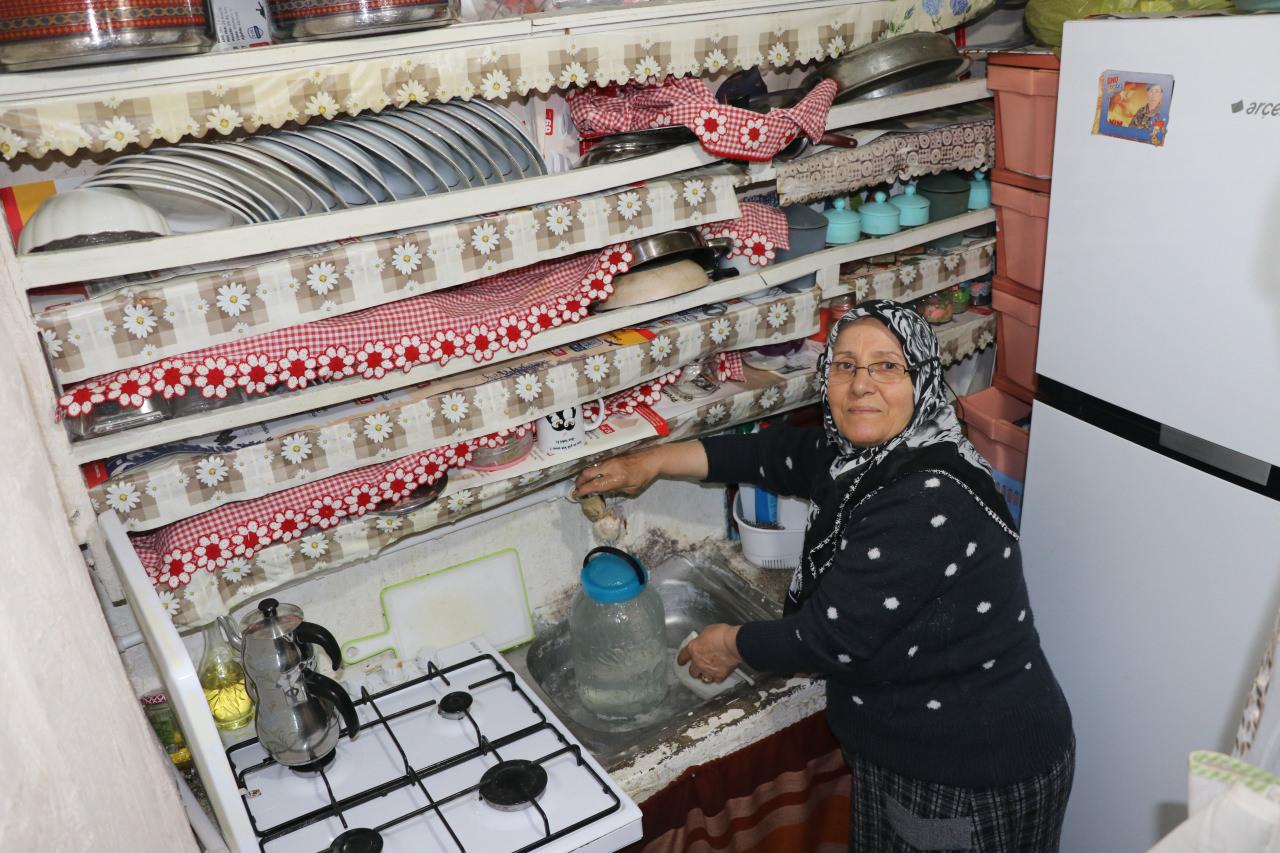 Sivas’ta iki apartmanın arasında kalan müstakil evde yarım asırdır yaşayan Hatice Baydiker, ailesinin anılarıyla dolu yuvasından ayrılmak istemiyor.