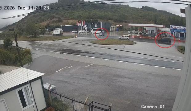 Yalova'da feci kaza: İkiye b&ouml;l&uuml;nen otomobilin s&uuml;r&uuml;c&uuml;s&uuml; hayatını kaybetti