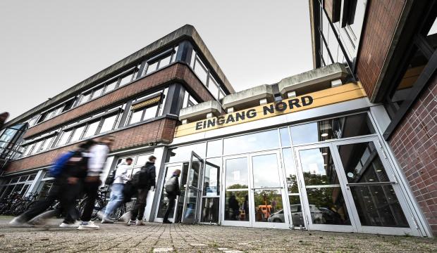 17 yıldır boyunca okula gitmeden 248 bin Euro maaş aldı!