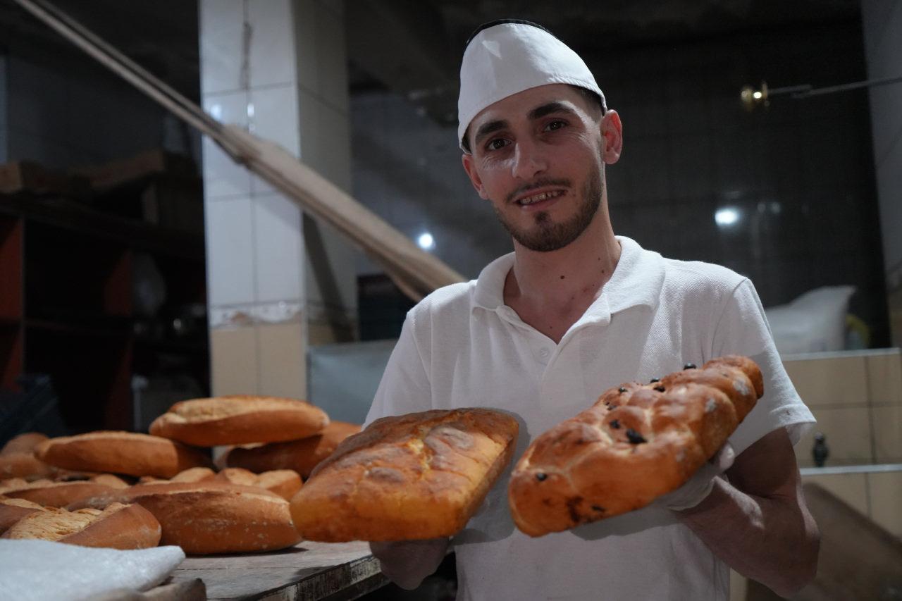 Henüz 14 yaşındayken başladığı fırıncılıkta kendini geliştiren Mert Baykara, bugün 40-45’e yakın ekmek çeşidini kendi elleriyle hazırladığını söylüyor.