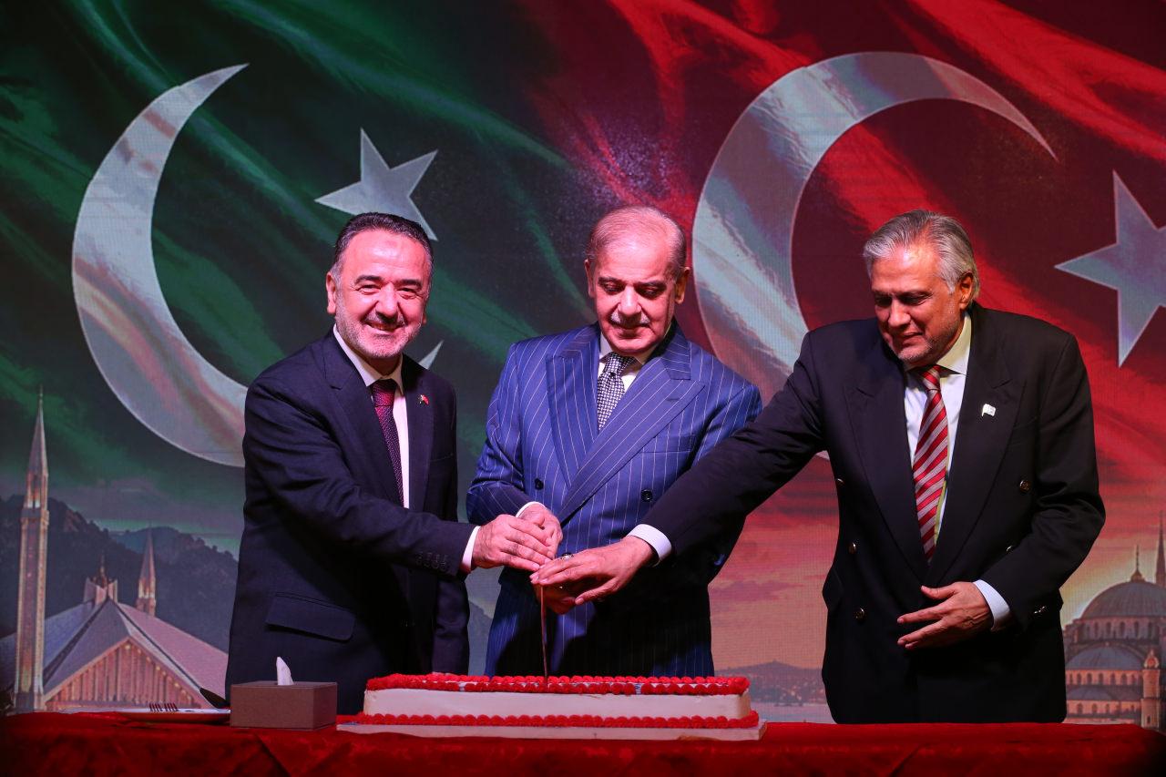 Türkiye'nin İslamabad Büyükelçiliğinde Büyükelçi Dr. İrfan Neziroğlu'nun ev sahipliğinde 29 Ekim Cumhuriyet Bayramı resepsiyonu düzenlendi.