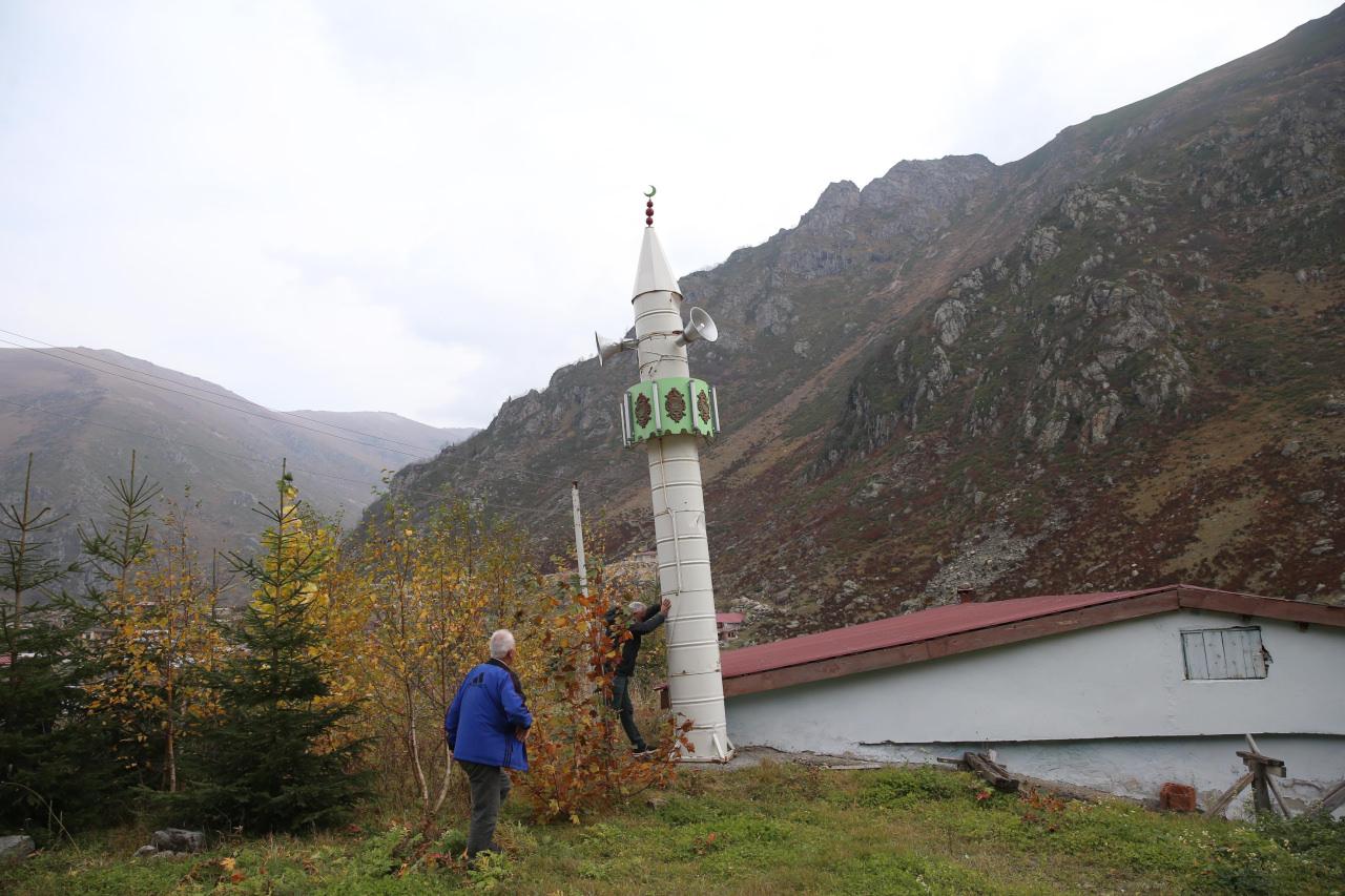 Kış boyunca brandayla örtülen minare, ilkbaharda karların erimesi ve yayla yollarının açılmasıyla yeniden kaldırılıyor.