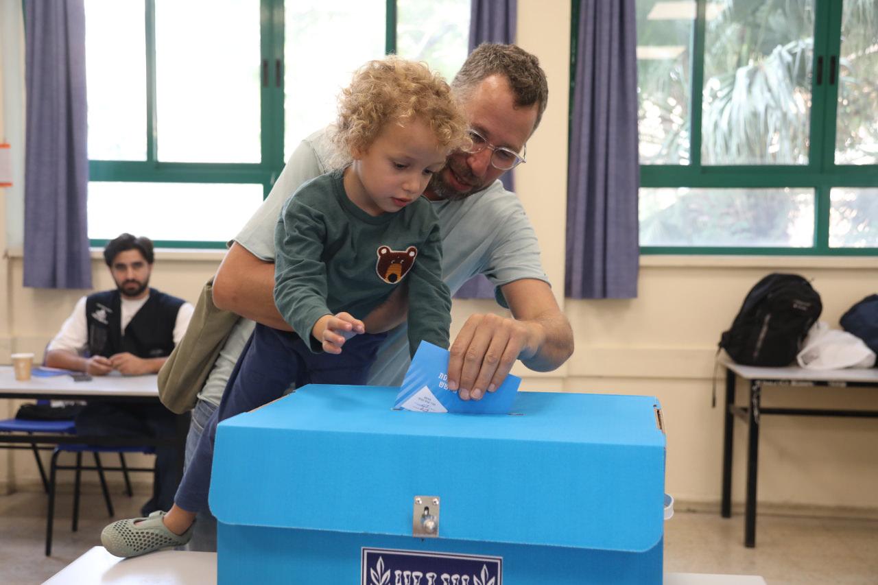 İsrail'de genel seçim için halk sandık başına gitti. İsrailli seçmenler, Tel Aviv'deki Herzliya İbrani Lisesi'nde oy kullandı.