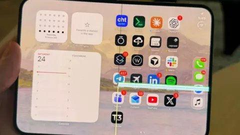 Bir kullanıcı, Apple’ın arızalı iPhone Duo’sunu değiştirmesine yardımcı olduğunu söyledi. |  Justin Lokos/X