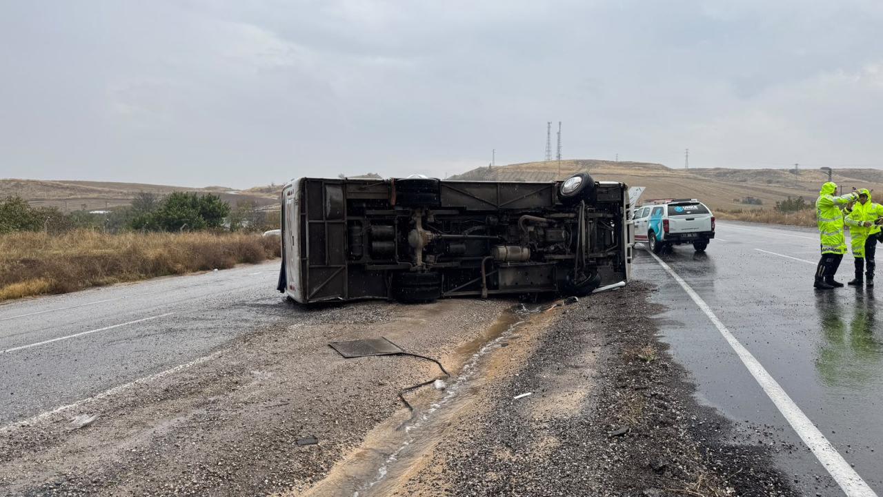 Kırıkkale'de midibüs devrildi.