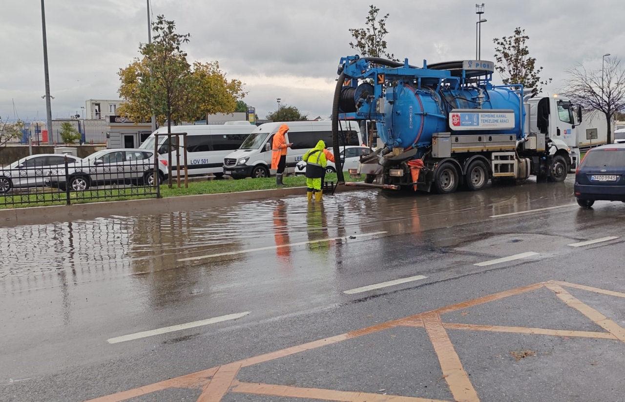 İstanbul'da etkili olan sağanak nedeniyle Pendik Sahil Yolu'nda su birikintisi oluştu.