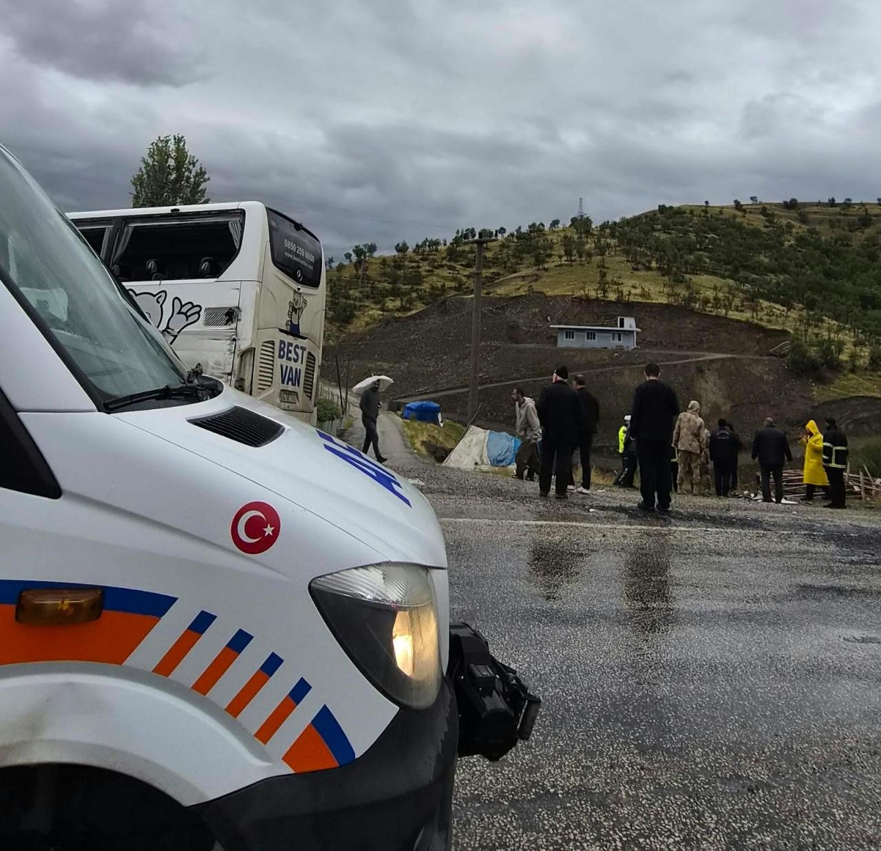 Şırnak'ta yolcu otobüsü ile TIR çarpıştı: 1 ölü, 14 yaralı
