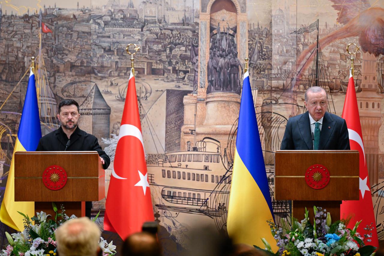 Cumhurbaşkanı Recep Tayyip Erdoğan, Ukrayna Devlet Başkanı Volodimir Zelenskiy (solda) ile Dolmabahçe Çalışma Ofisi’de ortak basın toplantısı düzenledi.