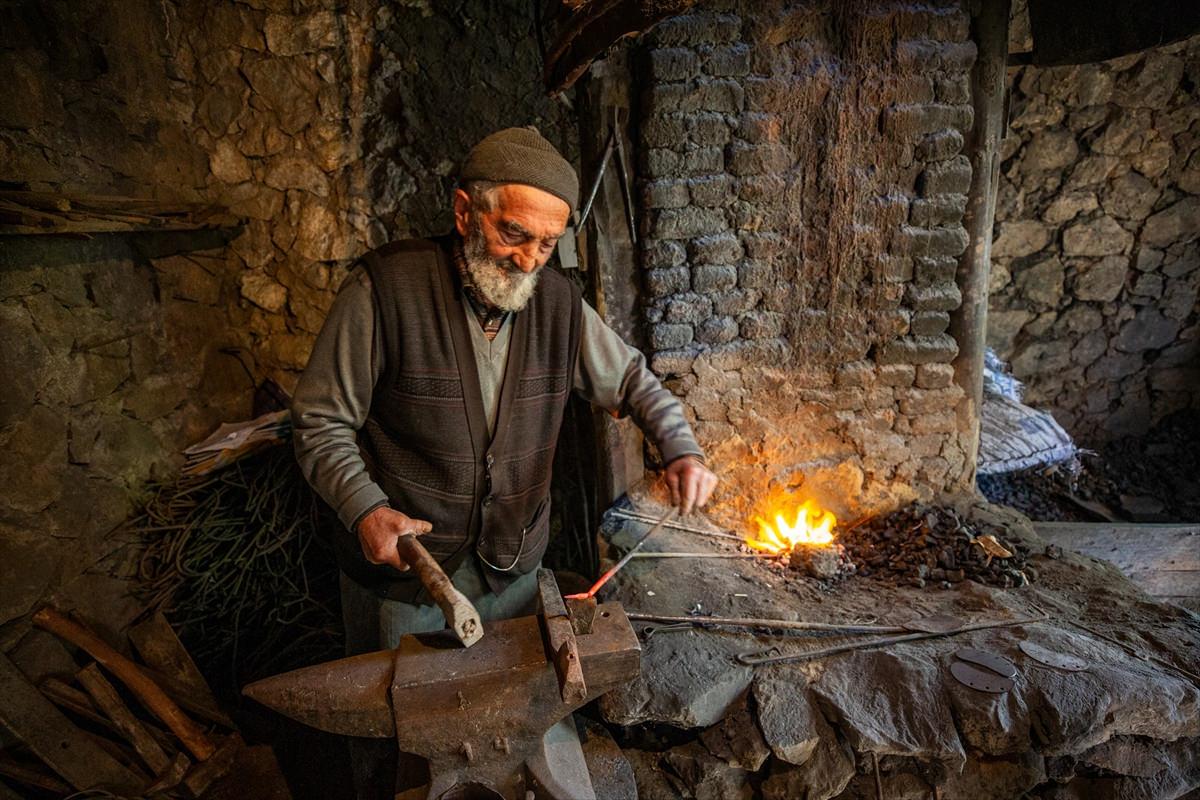 Geçmişte bölgede 18 demircinin bulunduğunu belirten Nurettin Toprak, bugün mesleği sürdüren tek usta olarak kaldığını söylüyor.
