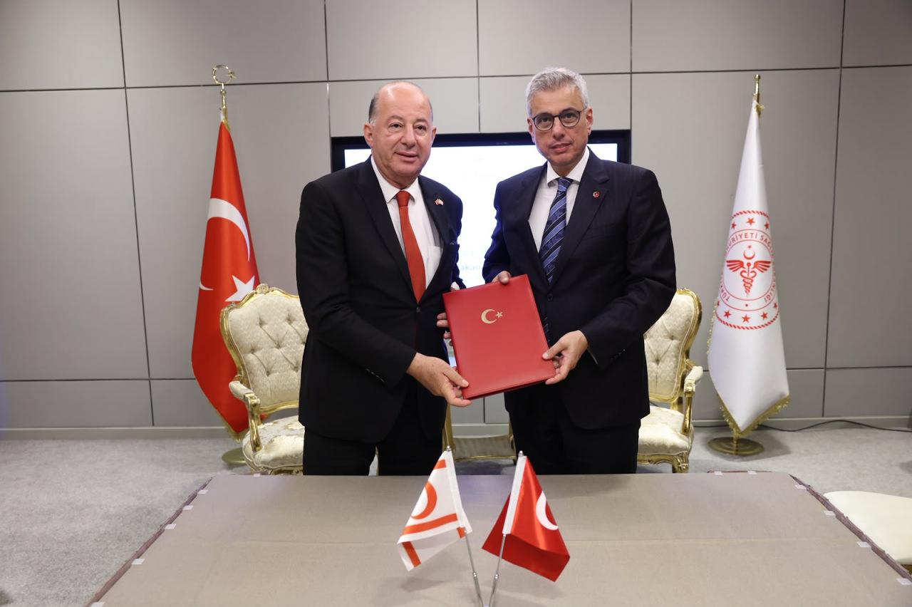 Sağlık Bakanı Kemal Memişoğlu, Kuzey Kıbrıs Türk Cumhuriyeti (KKTC) Sağlık Bakanı Hakan Dinçyürek ile bir araya geldi. 12. Türk Tıp Dünyası Kurultayı'ndaki görüşmenin ardından düzenlenen törende 'Türkiye Cumhuriyeti Sağlık Bakanlığı ile Kuzey Kıbrıs Türk Cumhuriyeti Sağlık Bakanlığı Arasında 2026-2028 Yıllarında İşbirliğine Dair Eylem Planı' imzalandı.