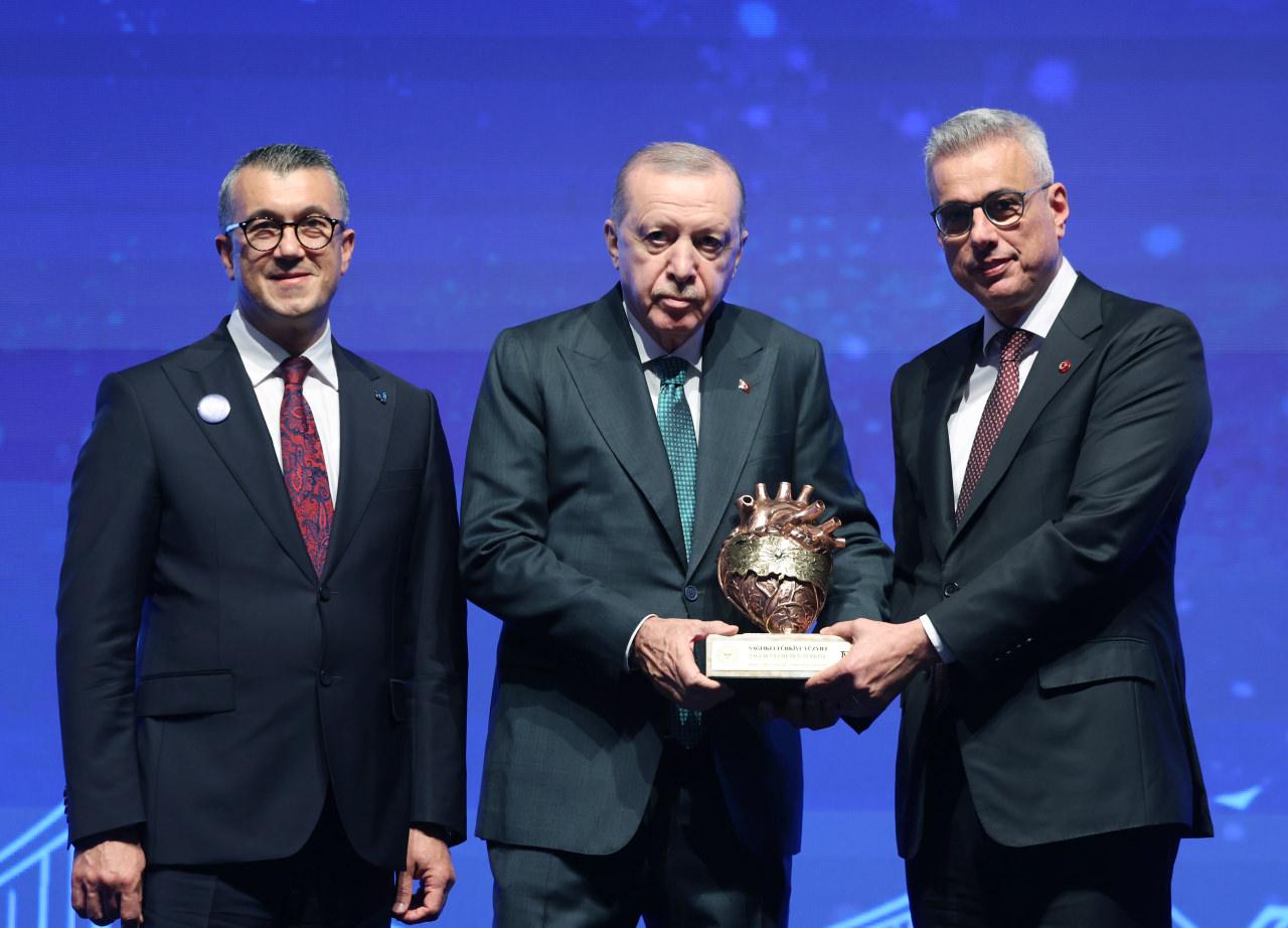 Cumhurbaşkanı Recep Tayyip Erdoğan, Rixos Tersane İstanbul'da düzenlenen 12. Türk Tıp Dünyası Kurultayı ve TÜSEB Aziz Sancar Bilim, Hizmet ve Teşvik Ödülleri Töreni'ne katıldı. Cumhurbaşkanı Erdoğan'a konuşmasının ardından Sağlık Bakanı Kemal Memişoğlu (sağda) ve TÜSEB Başkanı Prof. Dr. Ümit Kervan (solda) tarafından hediye takdim edildi.
