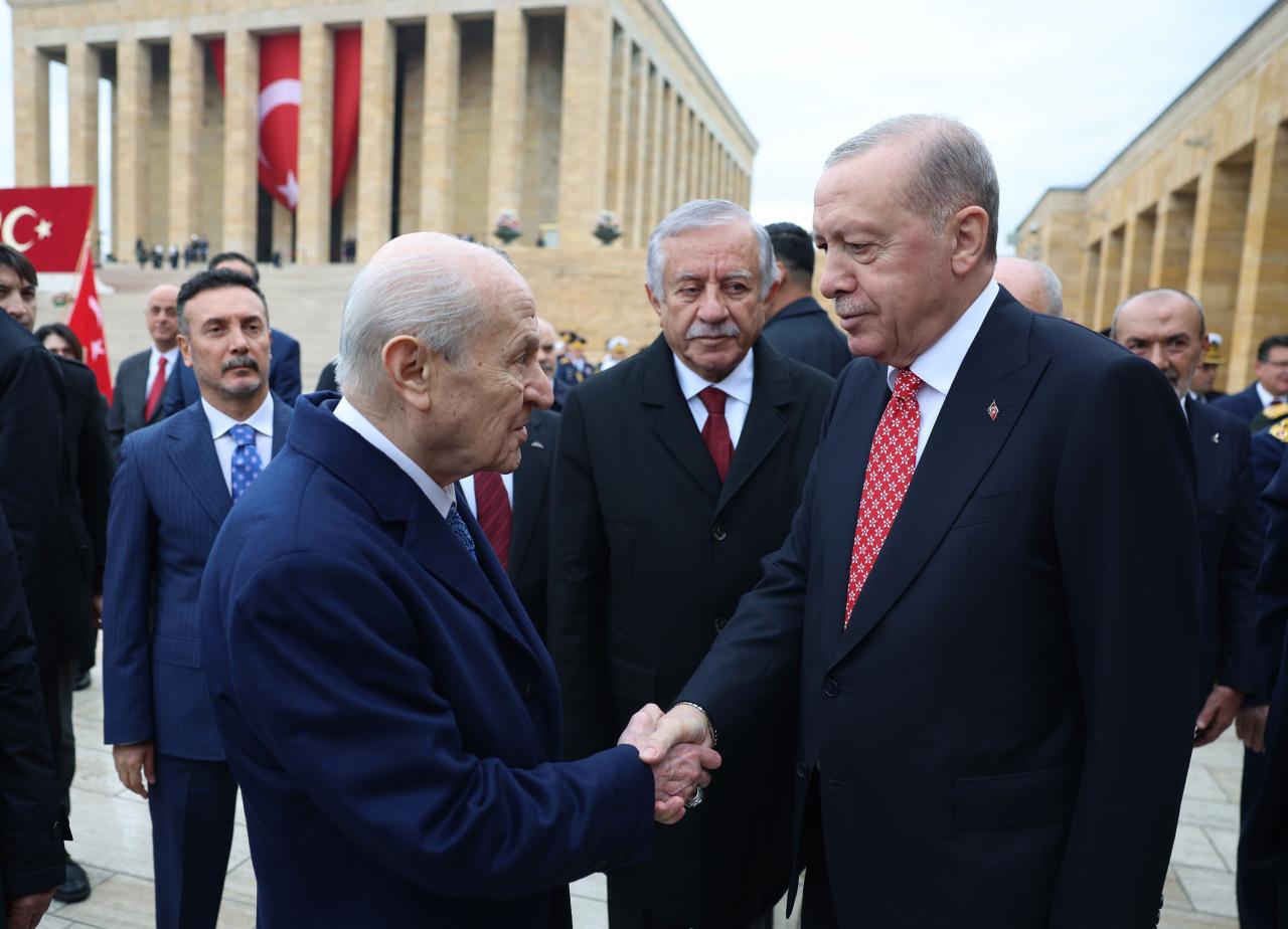 Cumhurbaşkanı Recep Tayyip Erdoğan başkanlığındaki devlet erkanı, 29 Ekim Cumhuriyet Bayramı dolayısıyla Anıtkabir'i ziyaret etti. Cumhurbaşkanı Erdoğan, ziyarette MHP Genel Başkanı Devlet Bahçeli ile selamlaştı.
