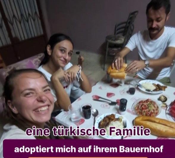 Sivaslı Durgun ailesi, aracının tamir edildiği süre boyunca Alman gezgin Tanja Aumer’i evinde misafir ederek ihtiyaçlarıyla ilgilendi.