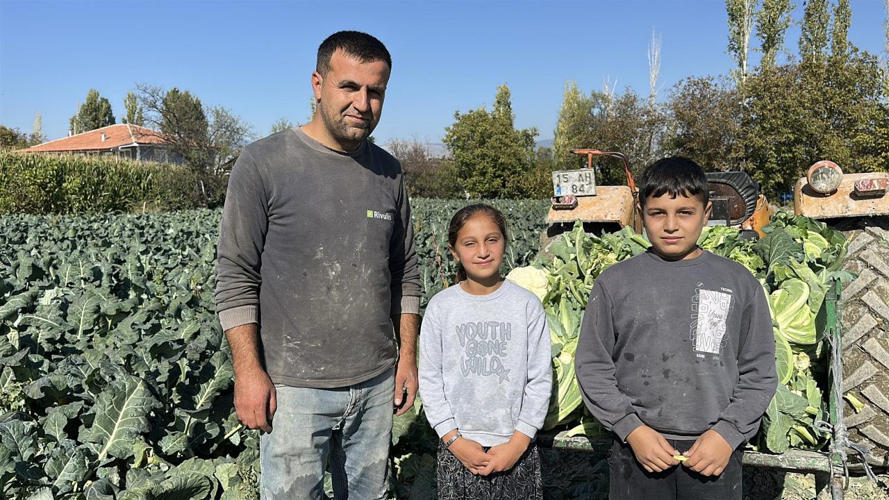 Medine’nin babası Memiş Işık, kızının okuyarak tarım işçiliğinin zorluklarından uzak bir gelecek kurmasını istiyor.