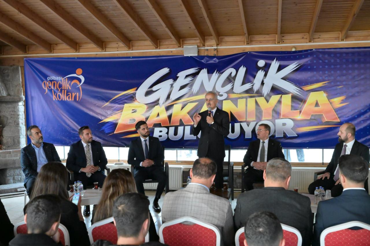 AK Parti Ankara İl Başkanı Hakan Han Özcan, Ulaştırma ve Altyapı Bakanı Abdulkadir Uraloğlu ve Gölbaşı Belediye Başkanı Yakup Odabaşı gençlerle bir arada. 
