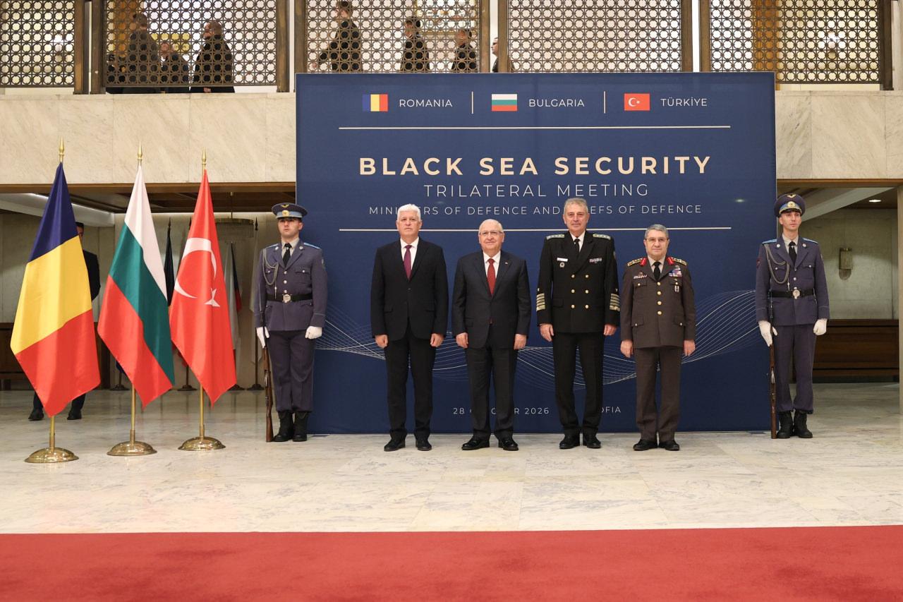 Milli Savunma Bakanı Yaşar Güler, Genelkurmay Başkanı Orgeneral Selçuk Bayraktaroğlu ile Sofya'da düzenlenen Türkiye-Bulgaristan-Romanya Savunma Bakanları ve Genelkurmay Başkanları Toplantısı'na katıldı.
