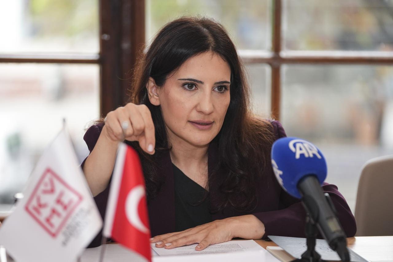 Kültür sanat haberciliğinin ekonomik sürdürülebilirlik, dijital dönüşüm, yapay zeka, uzmanlaşma ve ifade özgürlüğü gibi alanlarda karşılaştığı sorunlar, Karaköy Palas'ta düzenlenen programda değerlendirildi. Programın 'Kültür Sanat Haberciliğinin Temel Sorunları' başlıklı açık masa oturumuna, Anadolu Ajansı Stratejik İletişim ve Marka Yönetimi Direktörü Hazal Duran konuşmacı olarak katıldı.