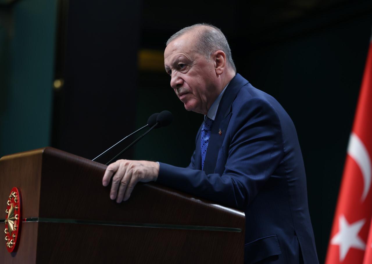 Cumhurbaşkanı Recep Tayyip Erdoğan başkanlığında gerçekleştirilen Cumhurbaşkanlığı Kabine Toplantısı sona erdi. Cumhurbaşkanı Erdoğan, toplantının ardından basın mensuplarına açıklamalarda bulundu.