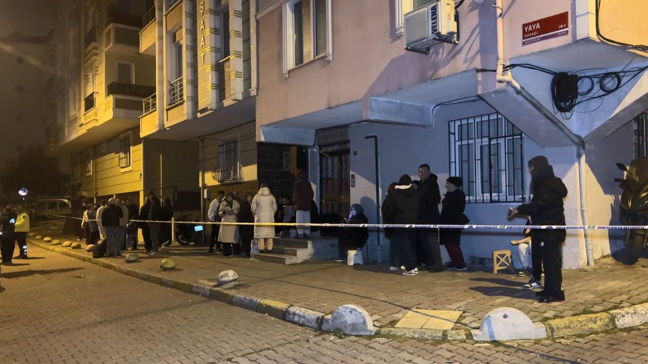 Bahçelievler'de inşaatın istinat duvarı yıkıldı; bitişikteki 2 bina tahliye edildi.