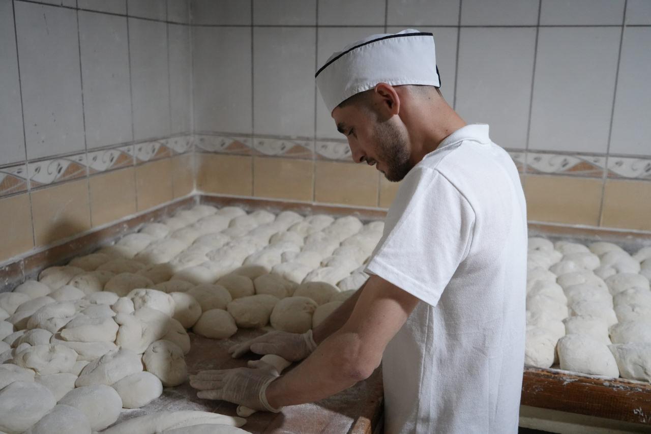 Soğuk Bayburt kışlarından kaçarken fırıncılığa yönelen Mert Baykara, yaklaşık 10 yıldır sürdürdüğü mesleğinde kendini geliştirmeye devam ediyor.