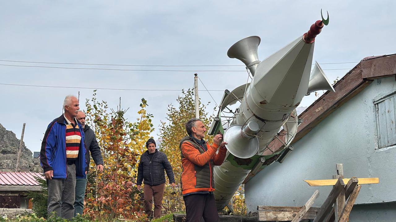 Çay taşımacılığında kullanılan teleferik sisteminin çelik halatlarından yararlanan yayla sakinleri, ağır minareyi birkaç kişinin yardımıyla indirip kaldırıyor.