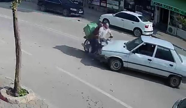Adana'da otomobil ile motosiklet &ccedil;arpıştı: Karı koca yaralandı