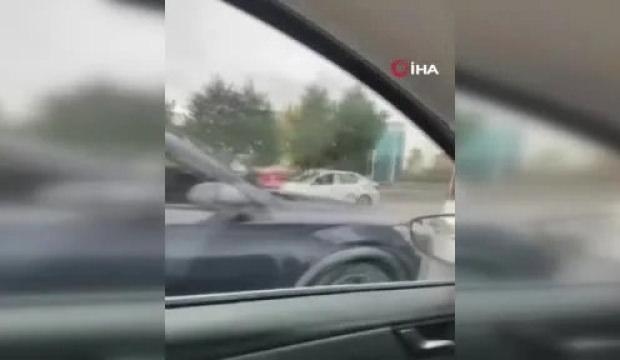 Avcılar&rsquo;da aynı ara&ccedil;la ikinci perde! Kamerayı g&ouml;r&uuml;nce plakaları s&ouml;kt&uuml;ler