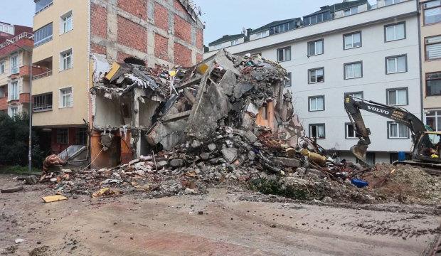 Avcılar'da korkutan &ccedil;&ouml;kme: Yıkılan bina komşu dairenin duvarını yıktı