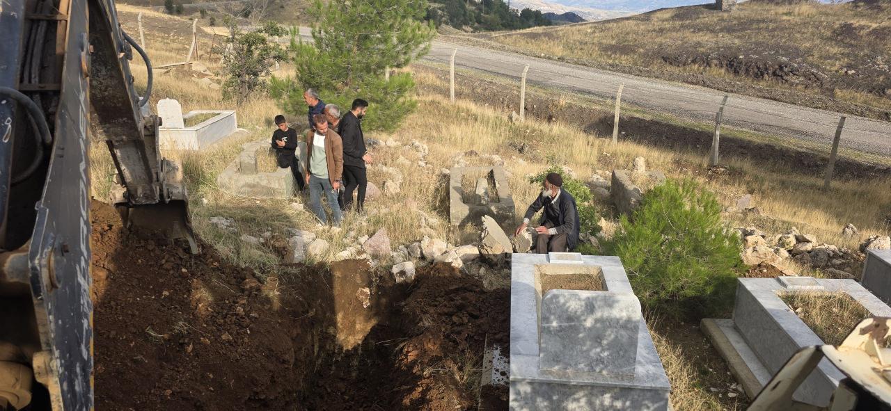 85 yaşındaki Ali Karateke, “Kimse bizim yüzümüzden zorluk çekmesin” diyerek kış şartları ağırlaşmadan eşiyle kendisi için mezar hazırlattı.