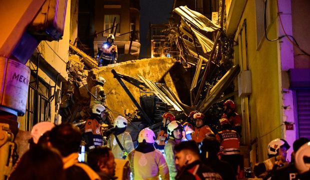 Beyoğlu'nda 4 katlı metruk bina &ccedil;&ouml;kt&uuml;