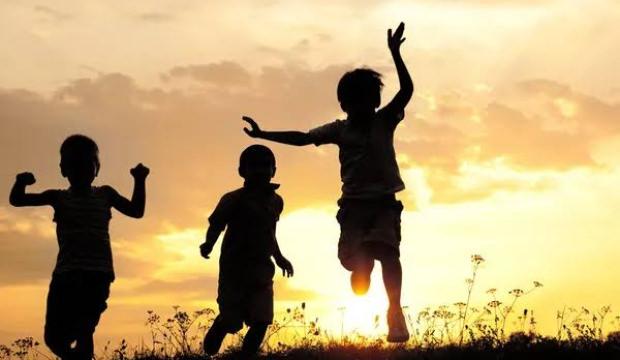 &Ccedil;ocuk akranlarıyla b&uuml;y&uuml;r ekranla değil!