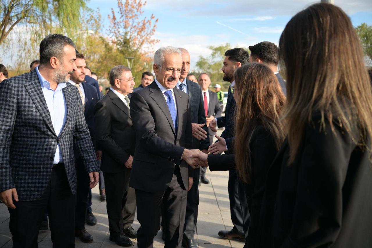 Ulaştırma ve Altyapı Bakanı Abdulkadir Uraloğlu gençlerle selamlaşıyor. 